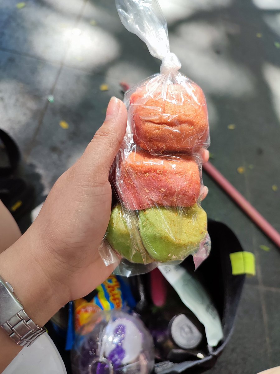 PatriciaCastle_'s tweet photo. 💕🌷🎀🌸 

Sa Gobyernong tapat, May pagkain lahat.
2nd time attending rally and yes hindi ako ginutom at nauhaw.
Halos di ko na masara bag ko sa dami ng free food.
 Salamat ng marami Kakampinks! 

#OnePinkMarch #OnePinkFight #Kakampink #MakatiIsPink https://t.co/EPJSZ7YAQq