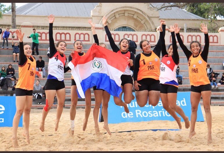 sndpy's tweet photo. La selección femenina de Balonmano de Playa logró su pase a las semifinales de @JSJRosario2022. Nuestras guerreras superaron a Uruguay por 2-1 y así lucharán por un lugar en el podio.

¡ Felicidades guerreras !

#VamosParaguay 
#ElDeporteNosUne https://t.co/tWmlUwOS8g