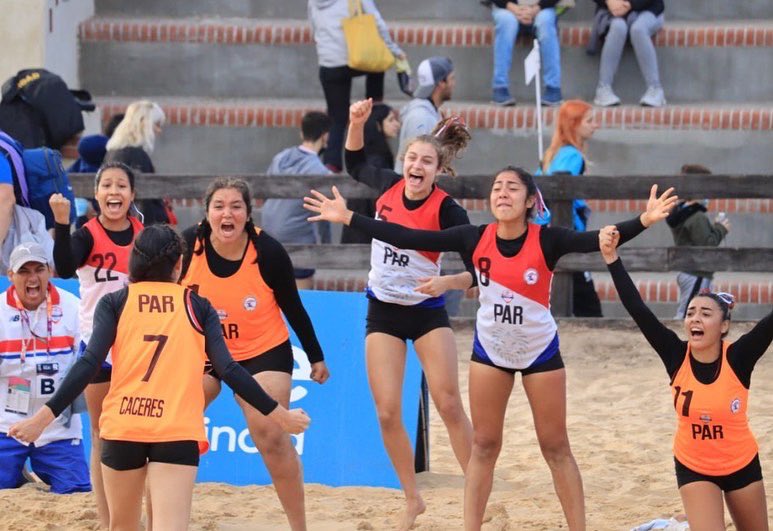 sndpy's tweet photo. La selección femenina de Balonmano de Playa logró su pase a las semifinales de @JSJRosario2022. Nuestras guerreras superaron a Uruguay por 2-1 y así lucharán por un lugar en el podio.

¡ Felicidades guerreras !

#VamosParaguay 
#ElDeporteNosUne https://t.co/tWmlUwOS8g