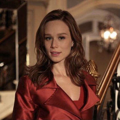 acervonovelas's tweet photo. a mariana ximenes em menos de 6 anos 

rayssa(2005)- uma emo gótica funkeira que odeia os pais 
bel(2006)- uma perfumista sonsa que é enganada até pelo vento 
lara(2008)- uma purgantezinho que não sabe pra onde vai 
clara(2010)- uma vigarista perfeita que odeia velhas e pedófilos https://t.co/tMfkNO0CYj