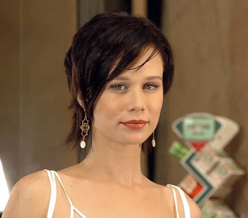 acervonovelas's tweet photo. a mariana ximenes em menos de 6 anos 

rayssa(2005)- uma emo gótica funkeira que odeia os pais 
bel(2006)- uma perfumista sonsa que é enganada até pelo vento 
lara(2008)- uma purgantezinho que não sabe pra onde vai 
clara(2010)- uma vigarista perfeita que odeia velhas e pedófilos https://t.co/tMfkNO0CYj