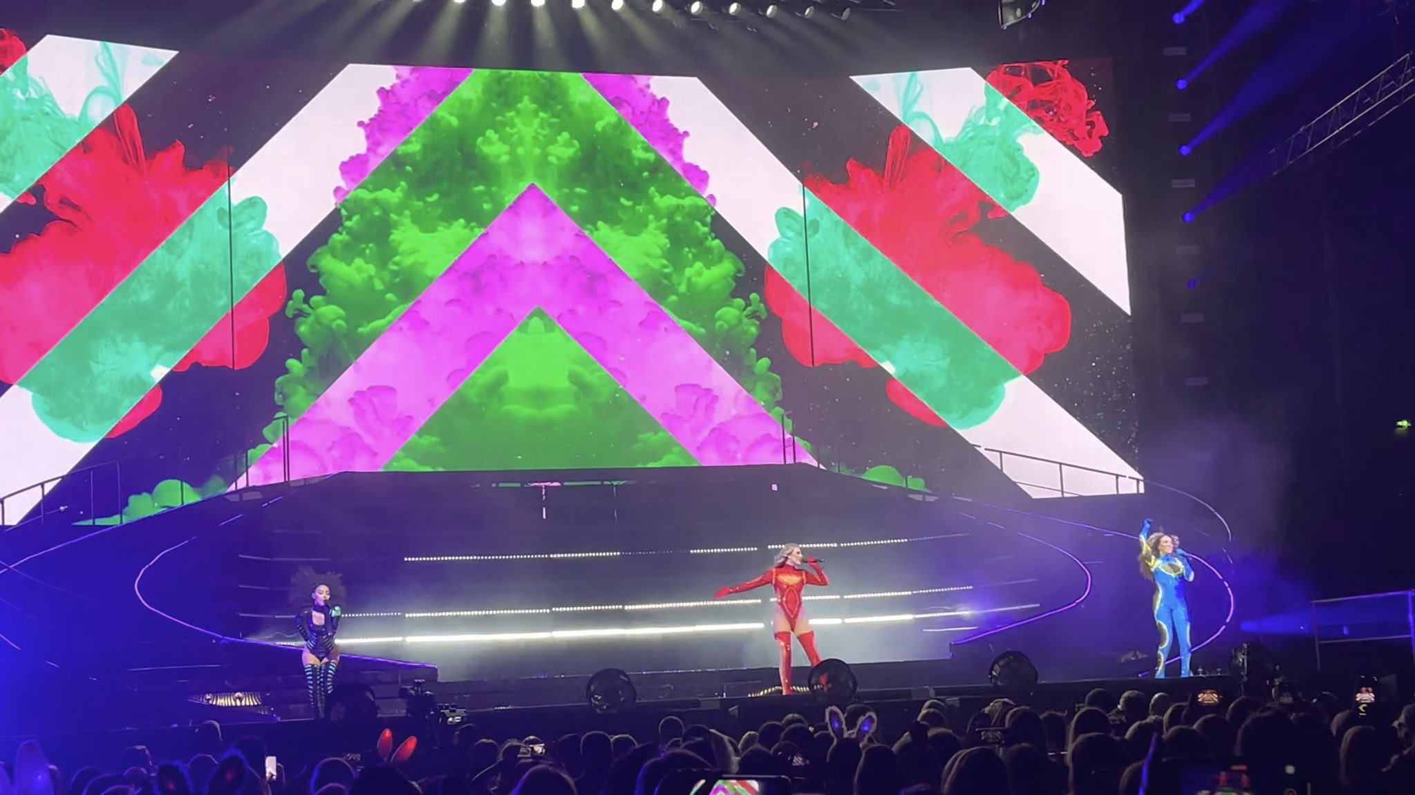 Confetti Tour Updates (LM_ConfettiTour) / Twitter