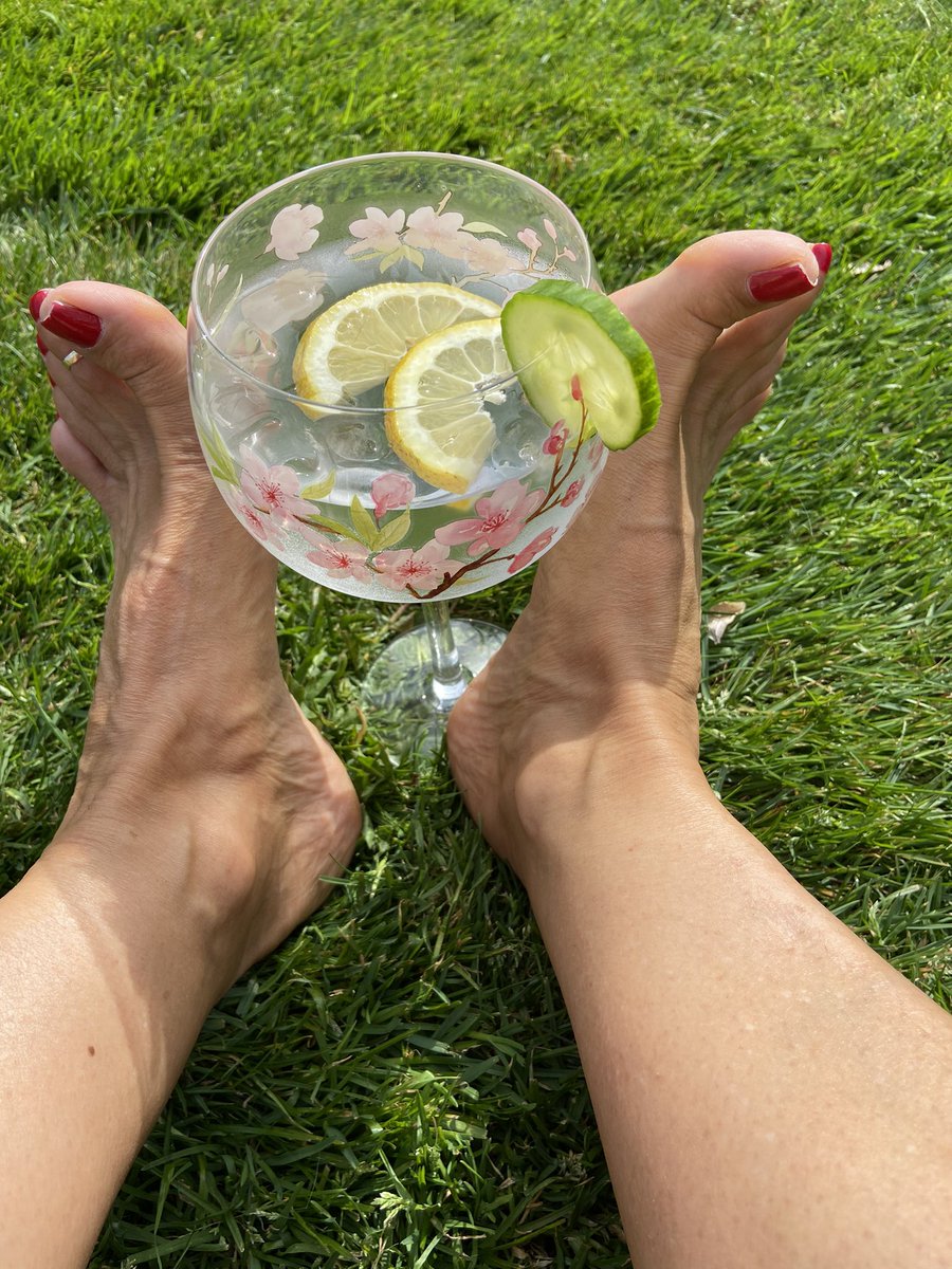 MisToniiFeet's tweet photo. Just wanted to say cheers 🥂 and thank you to my first ever 50 followers. Here’s to the future and be sure to look me up on OF 🦶🎉💕 https://t.co/7ZMjkm5iaJ