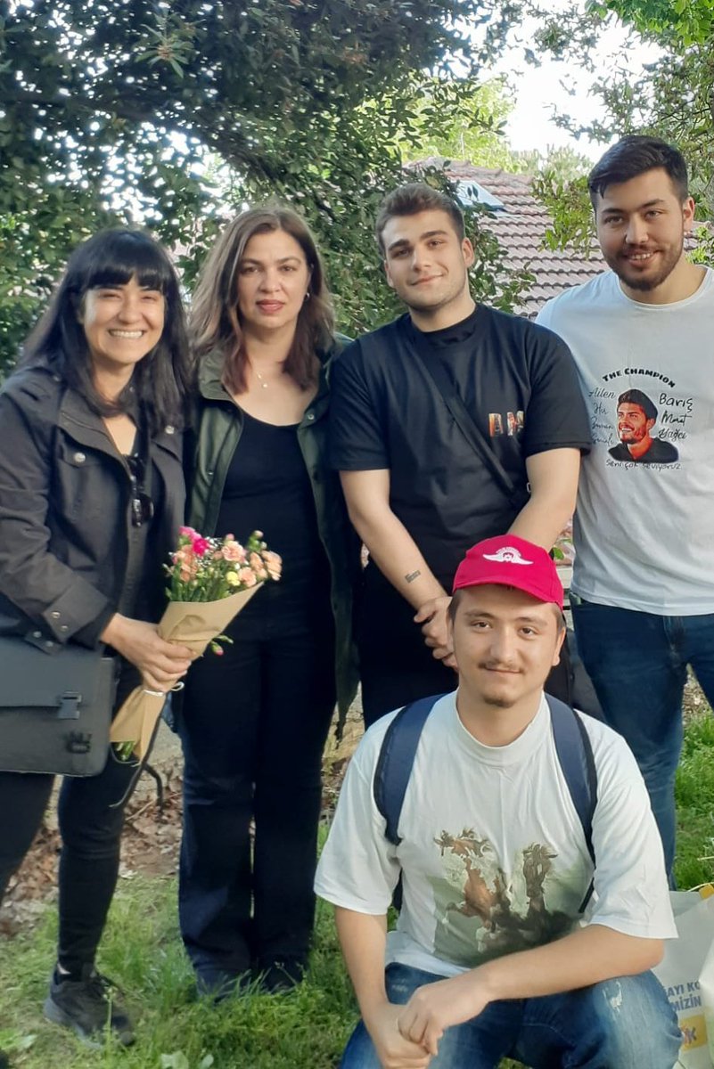 Bmyfc buluşmasından Arzu annem ve Gamze Ablam ile hatıra fotoğrafı çekildik çok samimi ve güzel insanlar 

GeliyorBaşrol BarışMuratYağcı