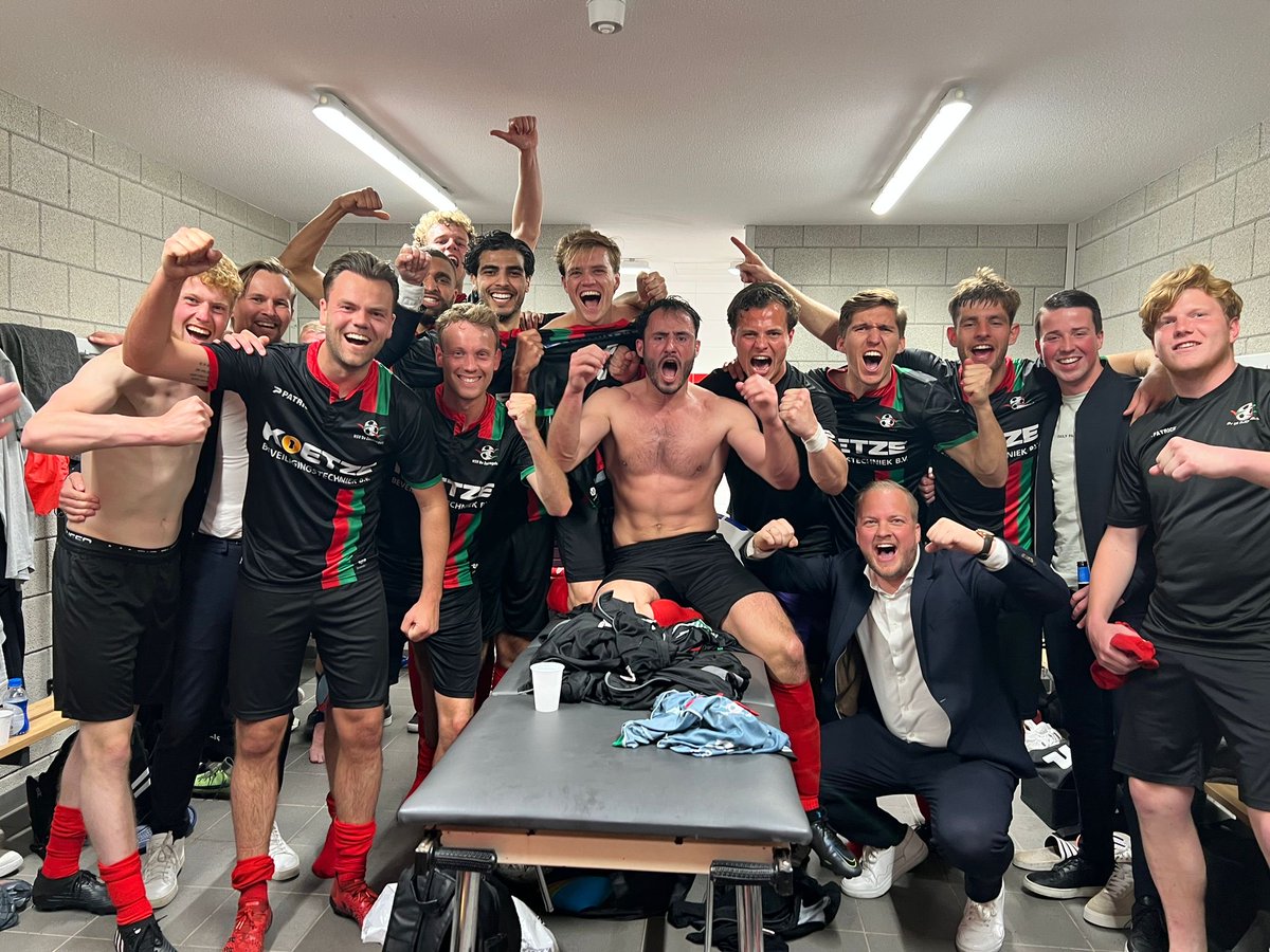 hsvdezuidvogels's tweet photo. Blijdschap na drie zwaar bevochte punten. Proficiat heren! #spazui https://t.co/aaBobJWR8n