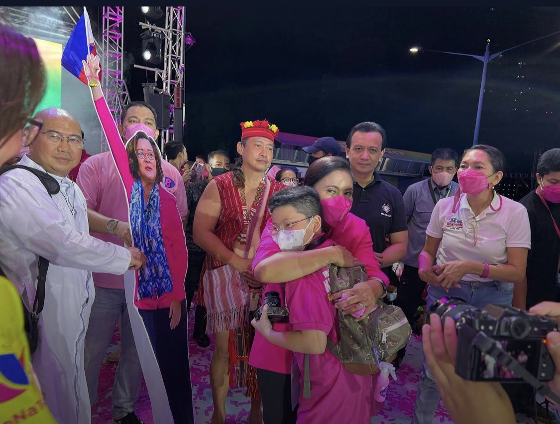 marteediamzon's tweet photo. Nate with his future President

#MakatiIsPink 
#MitingDeAvance 
#Ipana7oNa10ParaSaLahat
#PilipinasIsPink 
#OnePinkMarch https://t.co/6fIYQBaLib