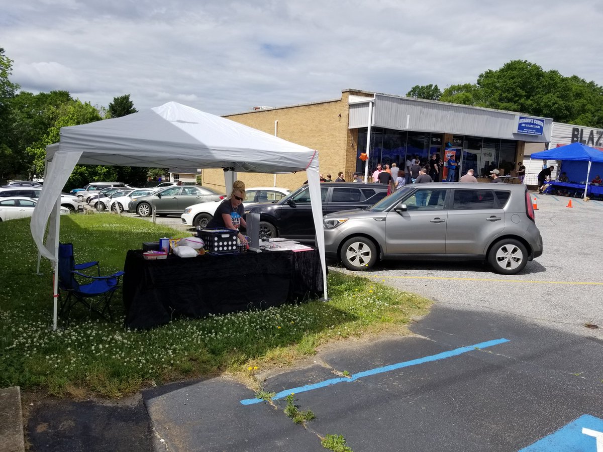 ReedLetters's tweet photo. Working our #TwoWeekInk at #FreeComicBookDay in front of Richard's Comics &amp; Collectables in Greenville, SC 😎👍 https://t.co/A20xMw78Cm