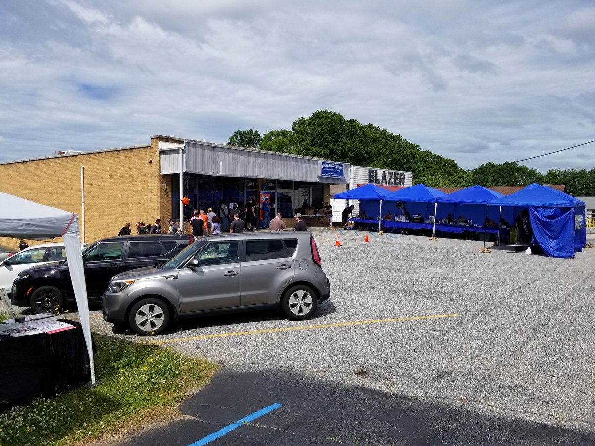 ReedLetters's tweet photo. Working our #TwoWeekInk at #FreeComicBookDay in front of Richard's Comics &amp; Collectables in Greenville, SC 😎👍 https://t.co/A20xMw78Cm