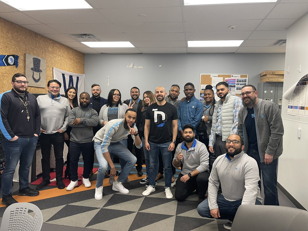 CommingsDesmond's tweet photo. #The312Crew aka #TeamSayless ready to get busy on this sunny Saturday #glm #makingwaves @GreaterLakesMkt @joe_boxer44 @TomMonahan10 https://t.co/O4MBskXmHu