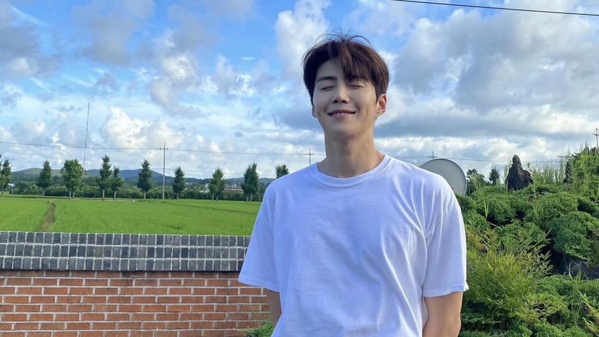 seonhogalaxy's tweet photo. our seonshine and the dreamy skies 🤍

happy birthday, seonho. you will always be worth the wait ◡̈ https://t.co/0zf58XYiI7