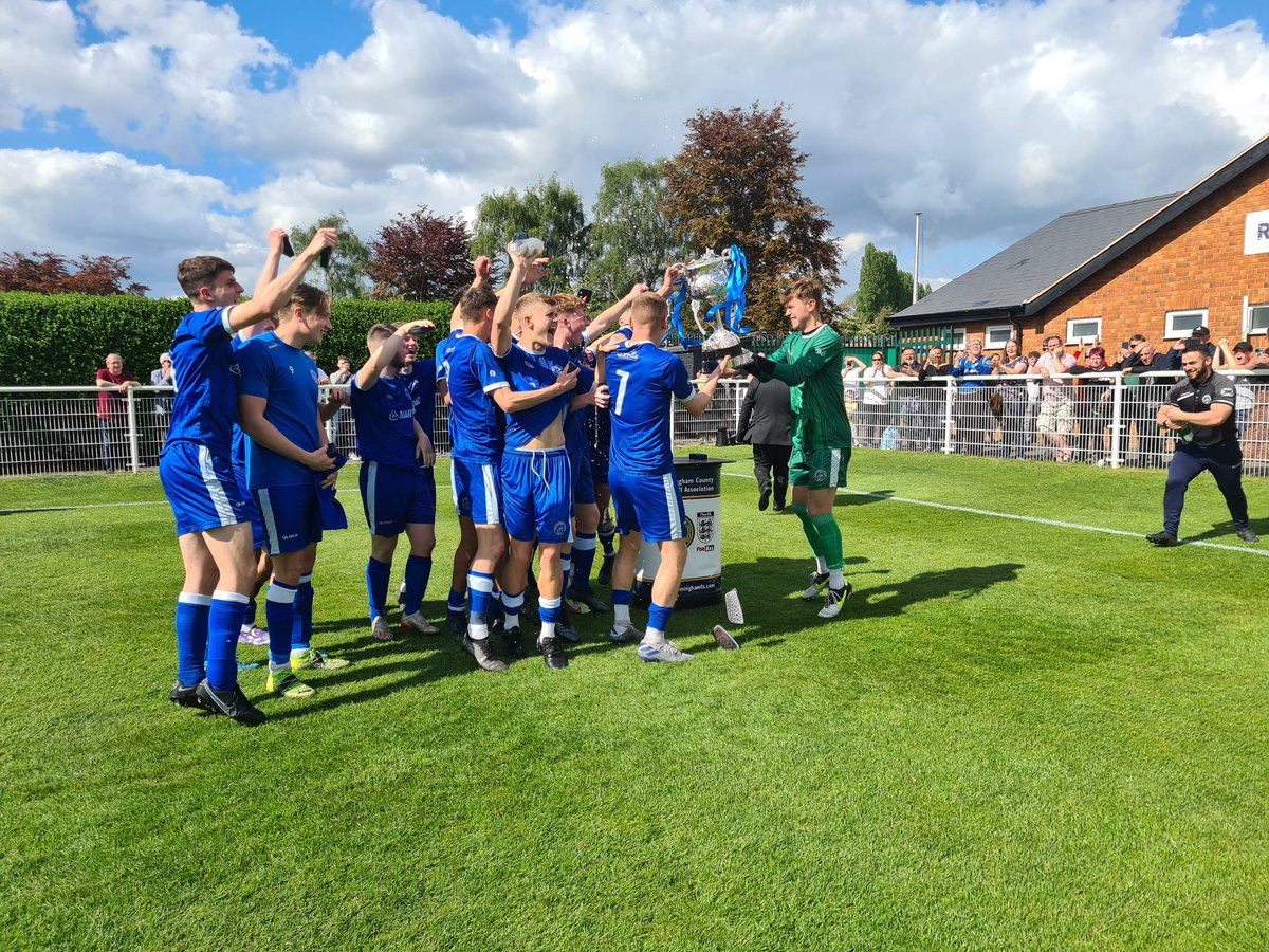 halesowentownfc's tweet photo. The 2021-22 @BirminghamFA Amateur Saturday Cup Winners #UpTheYeltz #U21 #MoreThanACup https://t.co/biVEpz52wi