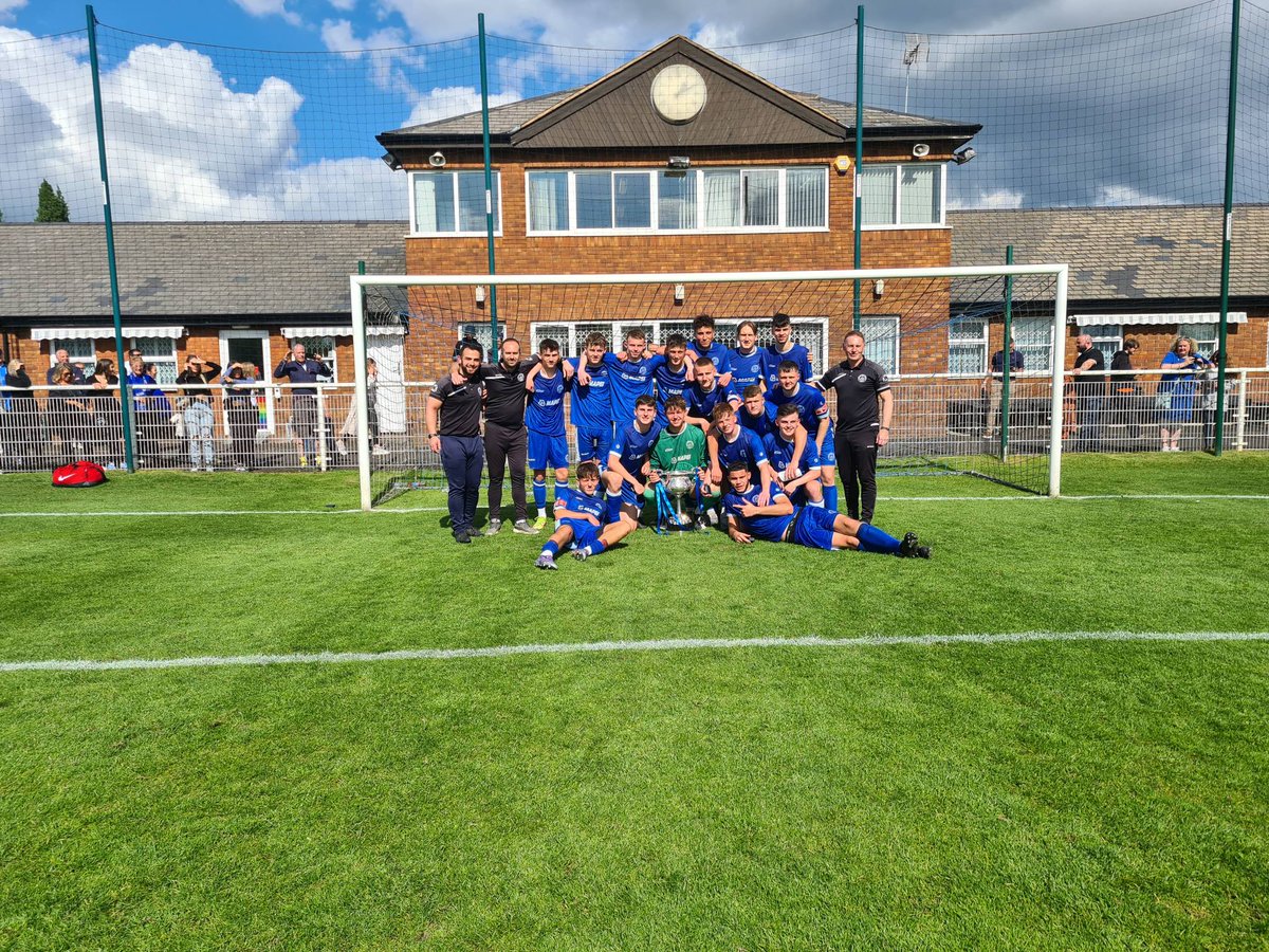 halesowentownfc's tweet photo. The 2021-22 @BirminghamFA Amateur Saturday Cup Winners #UpTheYeltz #U21 #MoreThanACup https://t.co/biVEpz52wi