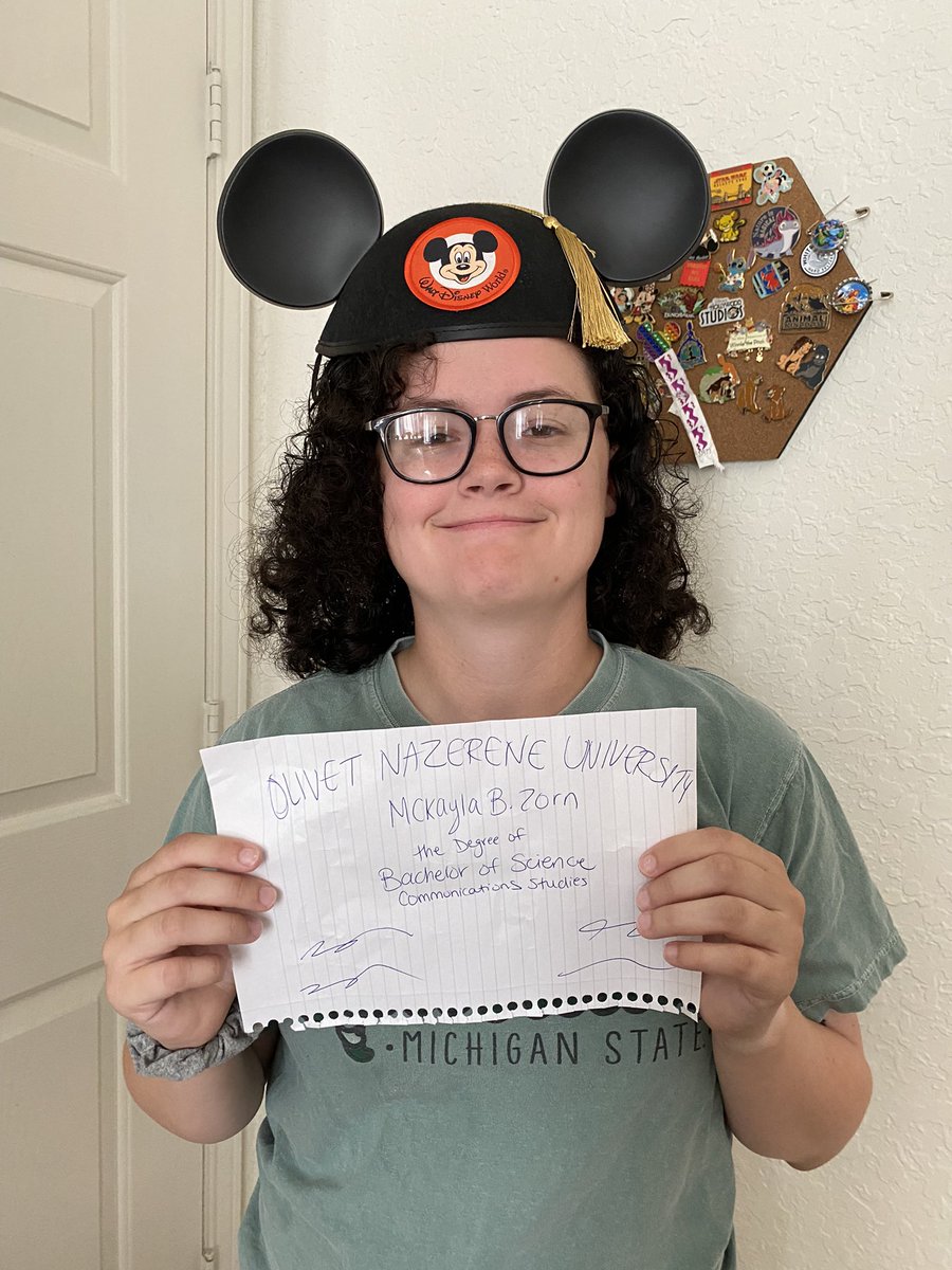 mackeyZ99's tweet photo. happy graduation everyone🥴 https://t.co/F0jDLDg6jD