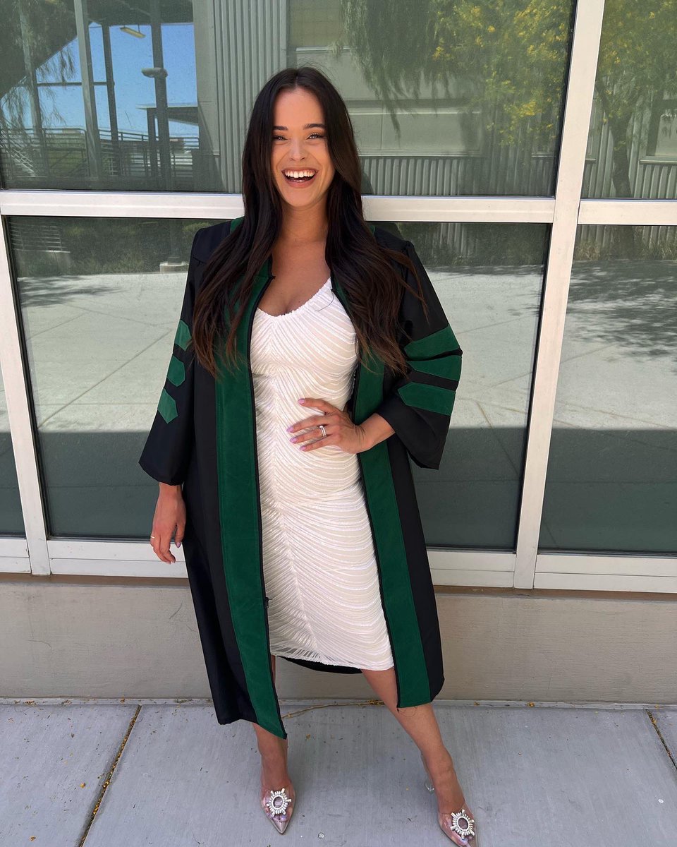 carolineletohic's tweet photo. She’s a ✨DOCTOR✨ y’all! Next stop 👉🏻 radiology baby😈🩻 https://t.co/TwdvszYELL