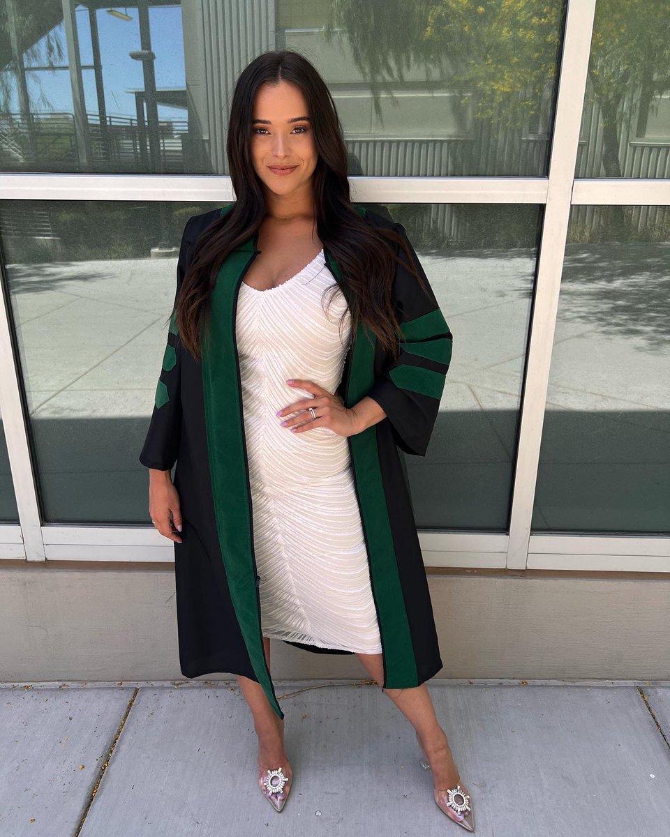 carolineletohic's tweet photo. She’s a ✨DOCTOR✨ y’all! Next stop 👉🏻 radiology baby😈🩻 https://t.co/TwdvszYELL