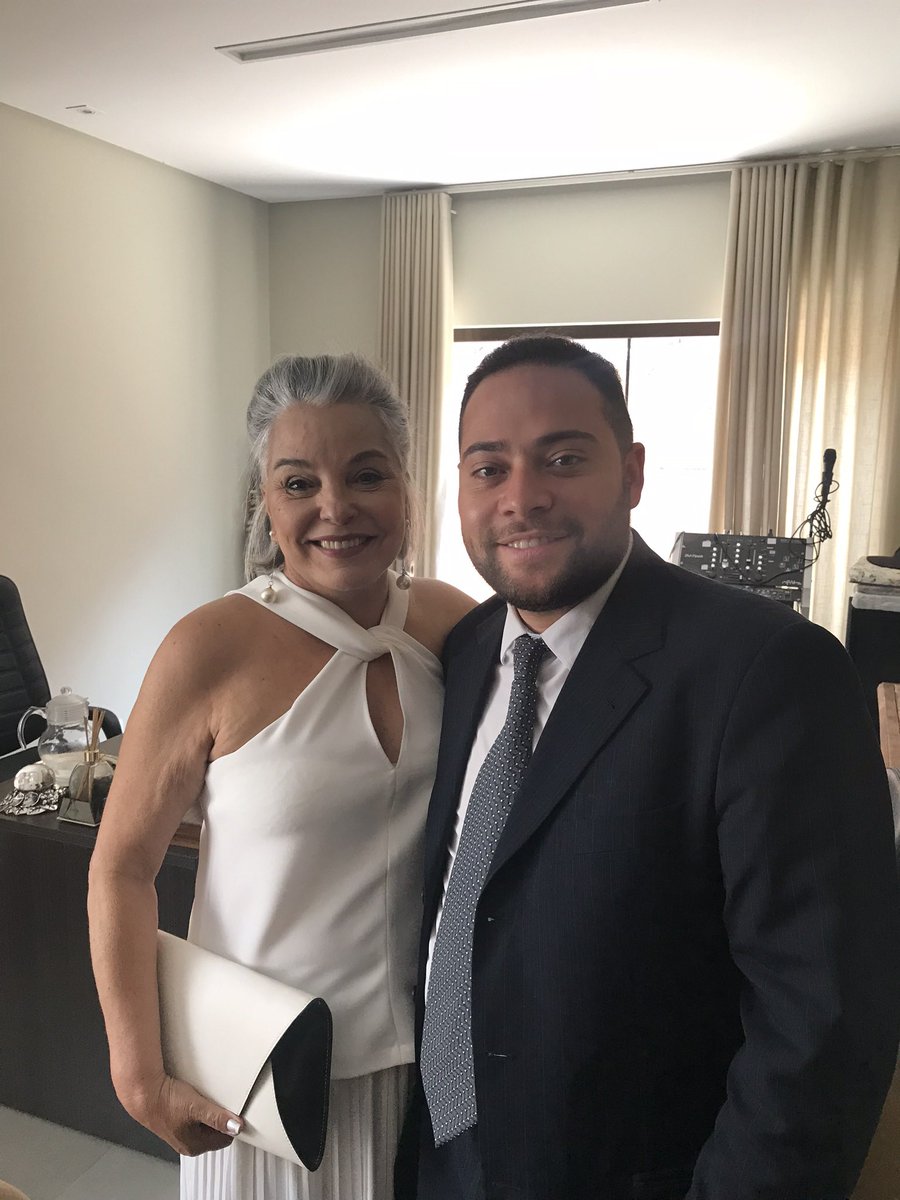 marcelo_lins_'s tweet photo. Dia de celebrar a vida da minha amiga e grande fonte de aprendizado, @Gab_DonaIris . Sou extremamente grato por ter iniciado minha caminhada profissinal ao seu lado. Que Deus abençoe sua vida! https://t.co/ldJvXMqHZw