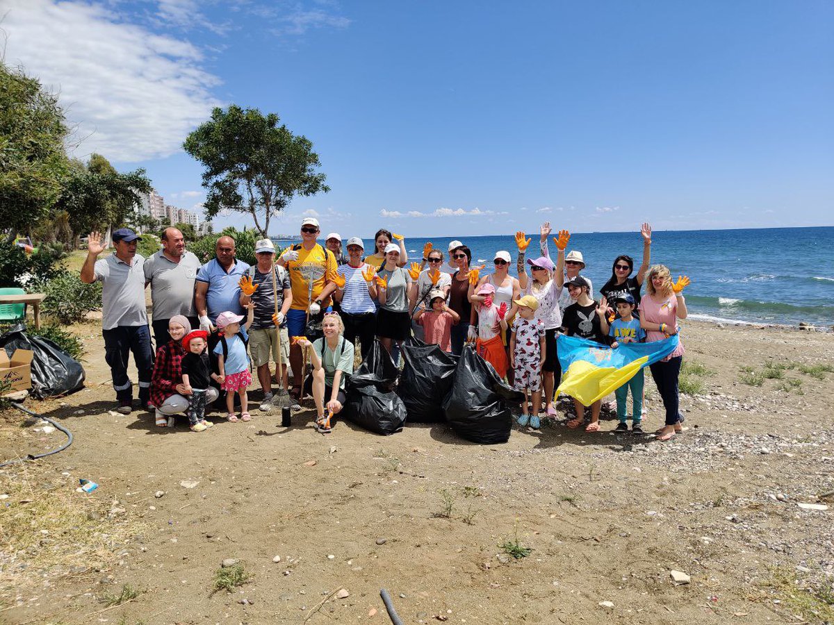 Savaştan kaçarak Mersin'e sığınan Ukraynalılar, Tece Halk Plajı'nda gönüllü temizlik yaptı.