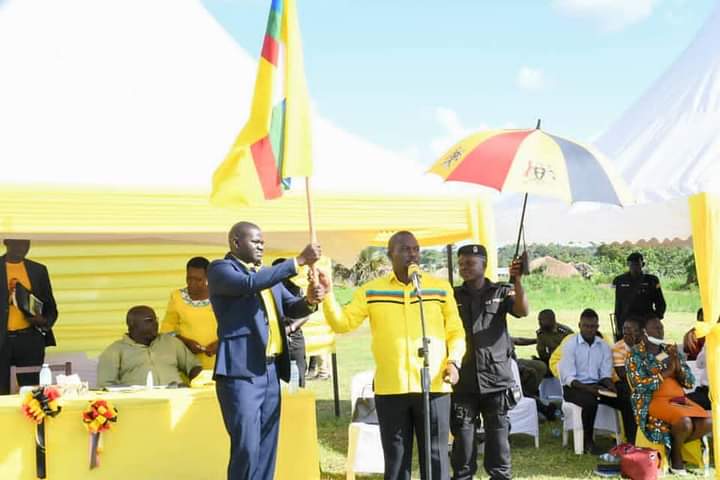 rarrigz's tweet photo. #Opit, #Omoro: NRM Secretary General Rt Hon. Richard Todwong hands over the Party Flag to late Oulanyah's son, Ojok Andrew Oulanyah, unveiling him as the Party Flagbearer for the Omoro County by-election. #OmoroByElection. https://t.co/OEkvjHyNjL