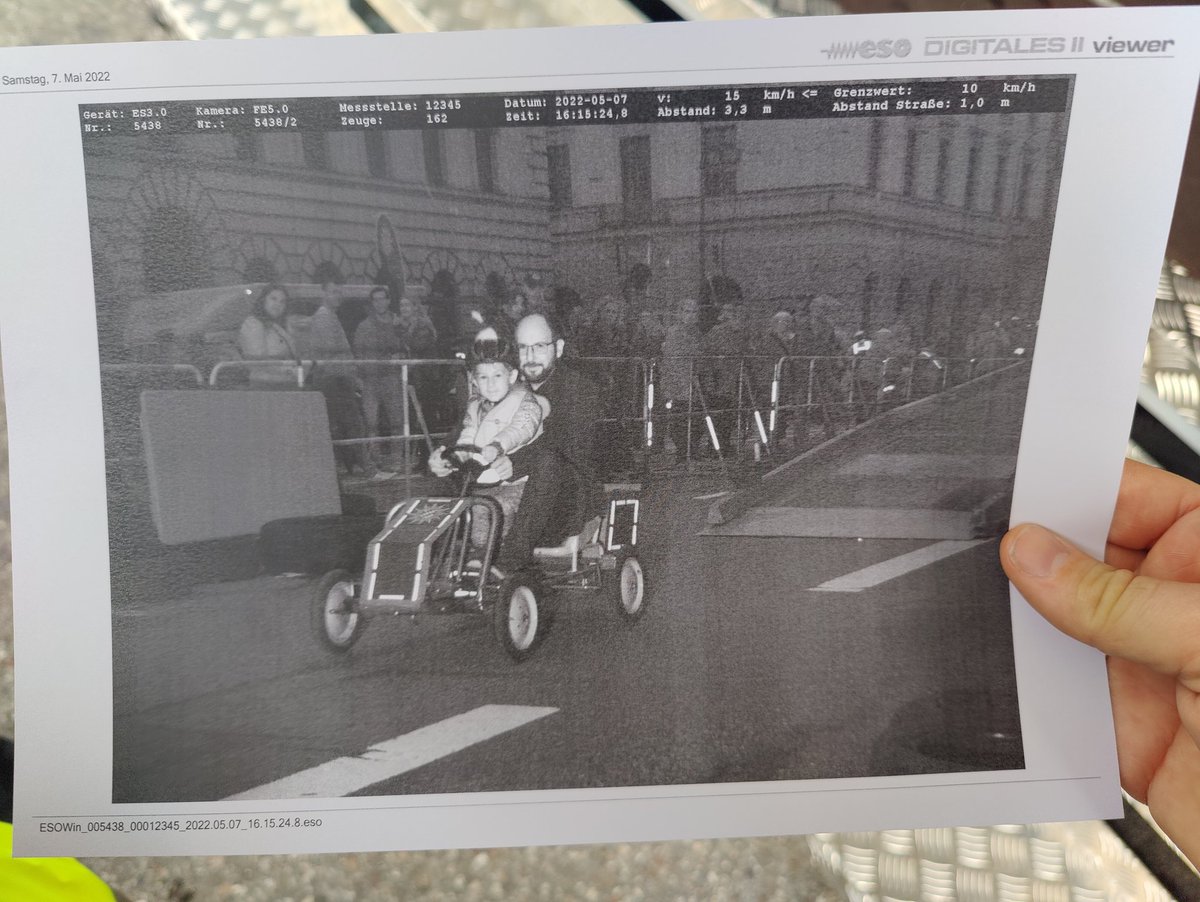 acid_lumina's tweet photo. Was macht man am #TagderVerkehrssicherheit der @PolizeiMuenchen ?
Man fährt mit dem Nachwuchs erst Mal gezielt durch den Blitzer und sorgt für sein erstes, eigenes Beweisfoto 😁❤️
#sichermobil #TollerTag #münchen https://t.co/fpIAeAX5NZ