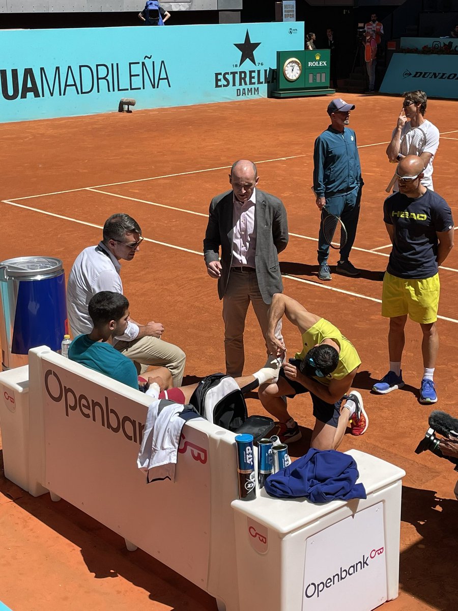 YeclaCT's tweet photo. Hoy @alcarazcarlos03 ganará o perderá, pero si está en pista después del incidente de ayer se lo deberíamos reconocer al equipo de fisios encabezado por @JuanjoMoreno_M #JJMorenoCrack #CarlitosAlcaraz #Equelite #FerreroTeam https://t.co/x8hwMd5vWn