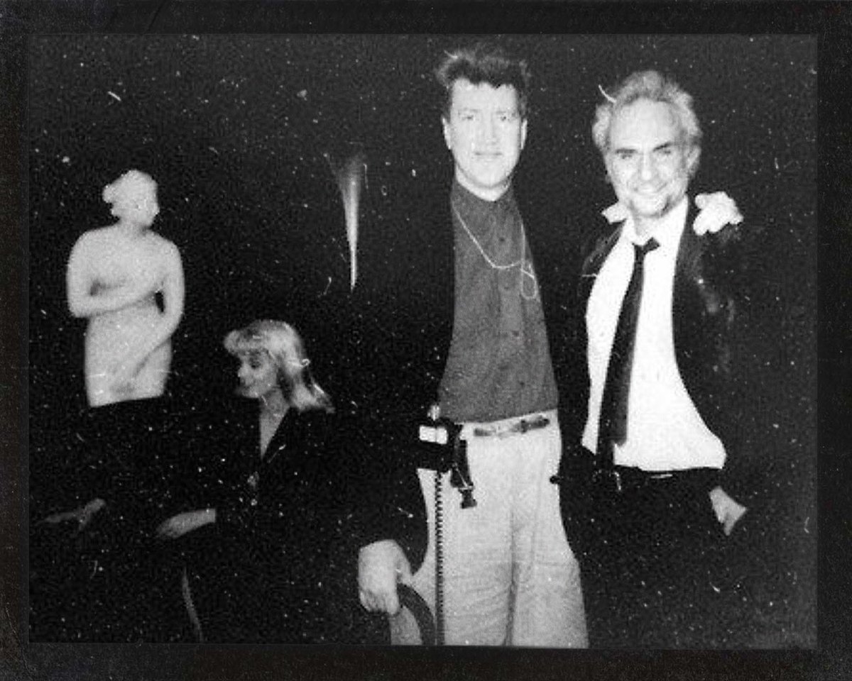 Rest in peace, Kenneth Welsh (1942-2022).

Seen here on the set of Twin Peaks in 1991 with David Lynch and Sheryl Lee.