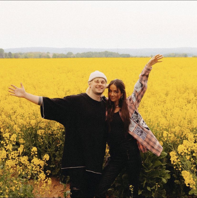 highontwl's tweet photo. michael clifford and crystal leigh are goals.🤞🏻🌼 https://t.co/HWTnoFrnNN