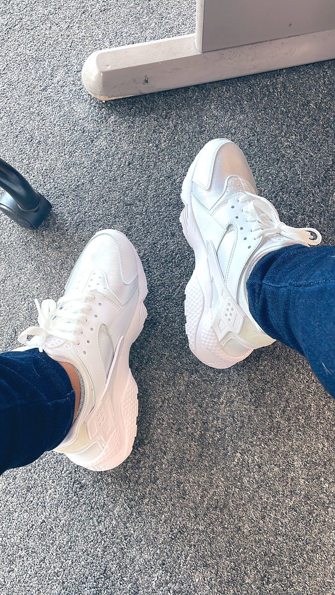 Another day in the field with some fresh kicks! We do this everyday!! <a href="/One_FLA/">OneFLA</a> @tonibraxton44 @CmancusiWFL <a href="/DanielaCarla00/">Daniela Edmondson</a> <a href="/HustleCoastFL/">Hustle Coast</a> <a href="/preciouszmoment/">𝒫𝑒𝓉𝒶 𝐿𝑒𝑒</a> <a href="/EdwinGreene12/">Edwin Greene</a> <a href="/TChelseaaa/">Chelsea Thompson</a> #LifeAtAtt 🌐