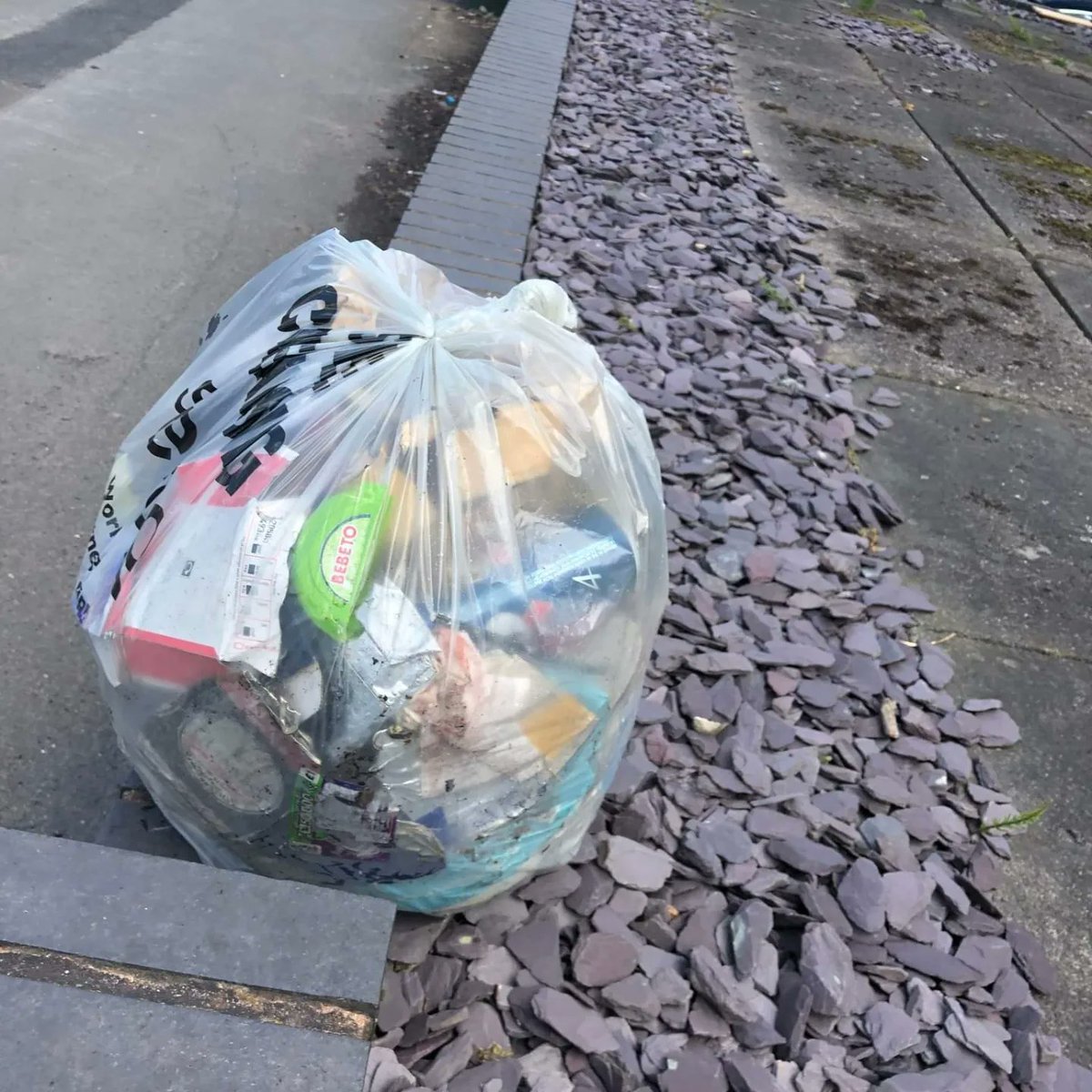 Litterwatch1's tweet photo. Did you know we have 2 sets of the #tipton2? Our amazing duo took to their #adoptedstrets &amp; walked from #greatbridge to #burnttree to remove 6 bags of #litter. That's some #walking whilst #litterpicking in this #Saturday #Heat #thankyou @SercoESUK @sandwellcouncil https://t.co/VMqHnpH7lP