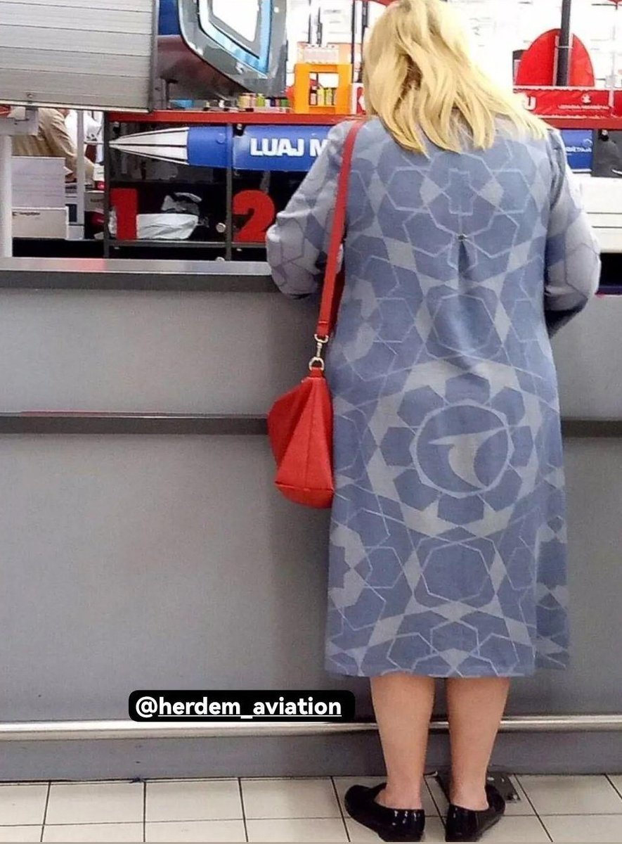 muratherdemm's tweet photo. THY'nin ıslak mendillerini, şekerlerini, baharatlıklarını, kulaklıklarını hatta safety kartlarını farklı yerlerde gördüm de, battaniyeden elbise yapıp giyene ilk kez tanık oluyorum 😊 https://t.co/pAmmP9onjT