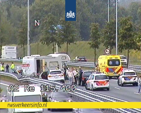 RWSverkeersinfo's tweet photo. ⛔ | Door een ongeluk op de #A2 richting Utrecht is de hoofdrijbaan afgesloten tussen de knooppunten Vught en Hintham. De parallelrijbaan is beschikbaar. Actuele hinder: https://t.co/AkieH72Pmg https://t.co/Xv2dEnAwPf