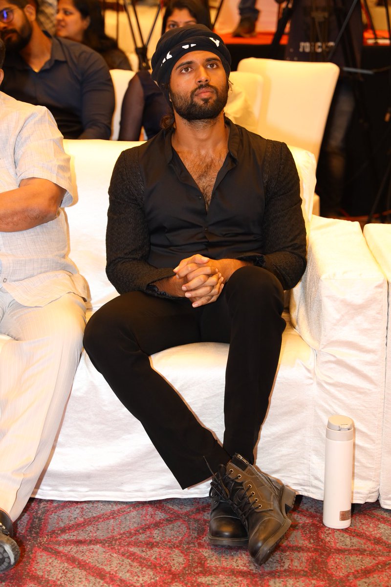 UdaiKir90124748's tweet photo. Advance happy birthday  
@TheDeverakonda 
#LigerHunt
#VD11
#LigerSurpriseOnMay9th
#LigerTeaser https://t.co/FsFzzBkNz7