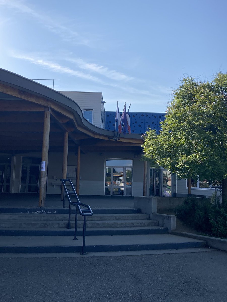 martin_chaize's tweet photo. Visite à mon collège de la Lombardiere ce matin.
Plein de projets incroyable portés avec les éco-délégué(e)s et les élèves :
_ jardin du collège
_ îlot central pour apporter de la verdure et un espace accueillant
_ fresque réalisée par les élèves d’art plastique

Bravo à vous ! https://t.co/BqwE69u85L