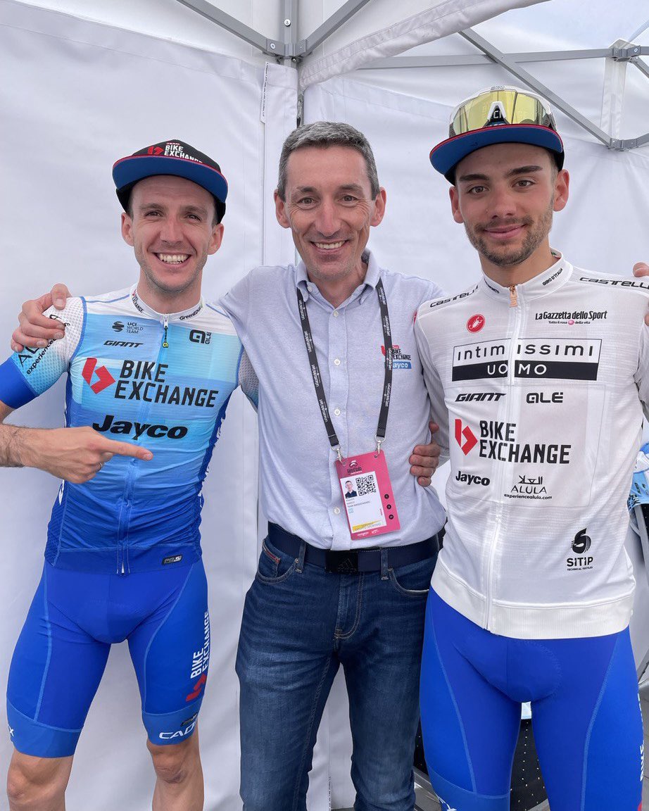 GreenEDGEteam's tweet photo. #Giro 🇮🇹

It’s a team effort 💪

@SimonYatess takes the stage win  and @MatteoSobrero now leads the young rider classification 👏 https://t.co/AyQAxpYeoP