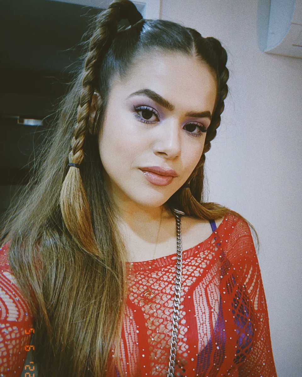 maisa's tweet image. Quem é essa +A de vermelho? 💜❤️