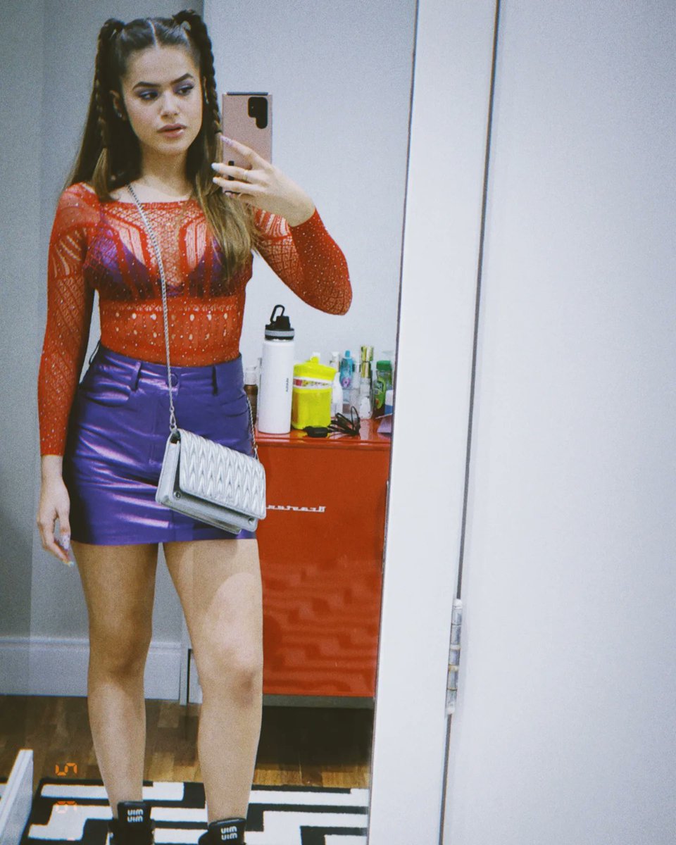 maisa's tweet image. Quem é essa +A de vermelho? 💜❤️