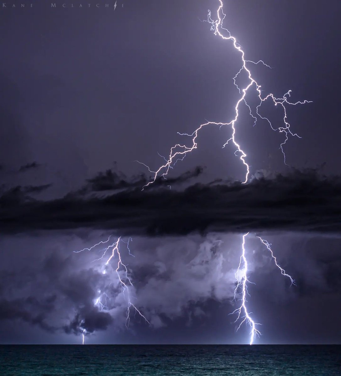 pruthuviya's tweet photo. Warm tropical winds.
Singlet and thongs.
And one banger of a late night storm on the beach. 👌
#lightning #abcmyphoto #abckimberley #lightningspotters #ig_stormclouds #thisiswa #ig_stormchasers #broome #australia #thekimberleyaustralia https://t.co/YeSx6JHI3O
