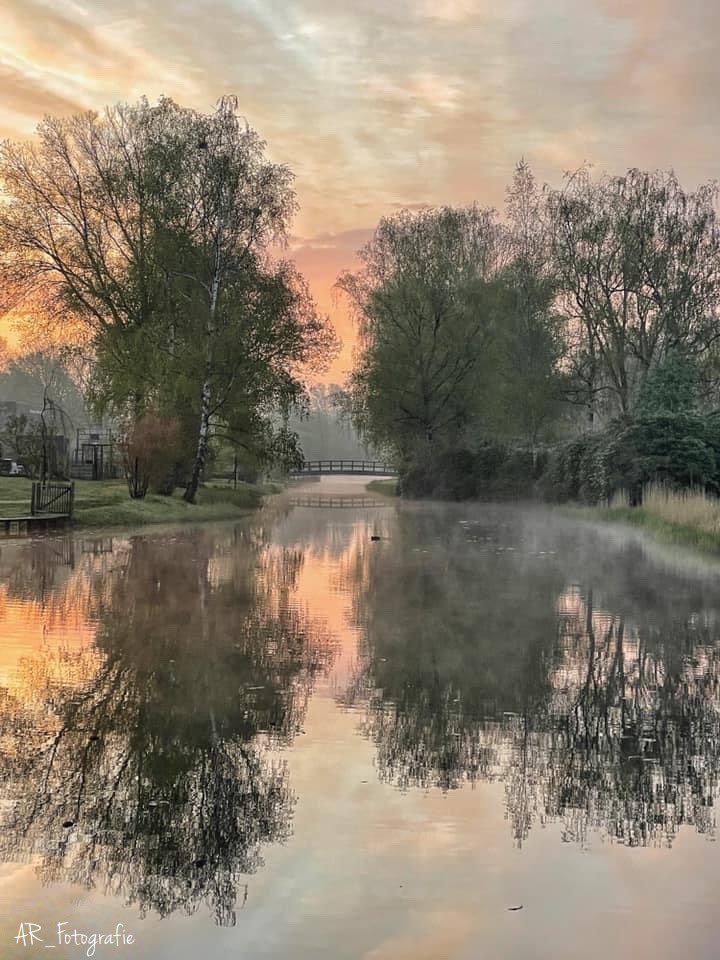 RijkenAstrid's tweet photo. @ThePhotoHour @StormHour @HP_Community @heatherpeace
When nature looks like a old master😊
#Throwbackintime #reflection #sunrise #sunrisephotography https://t.co/9Q8q2AIy74