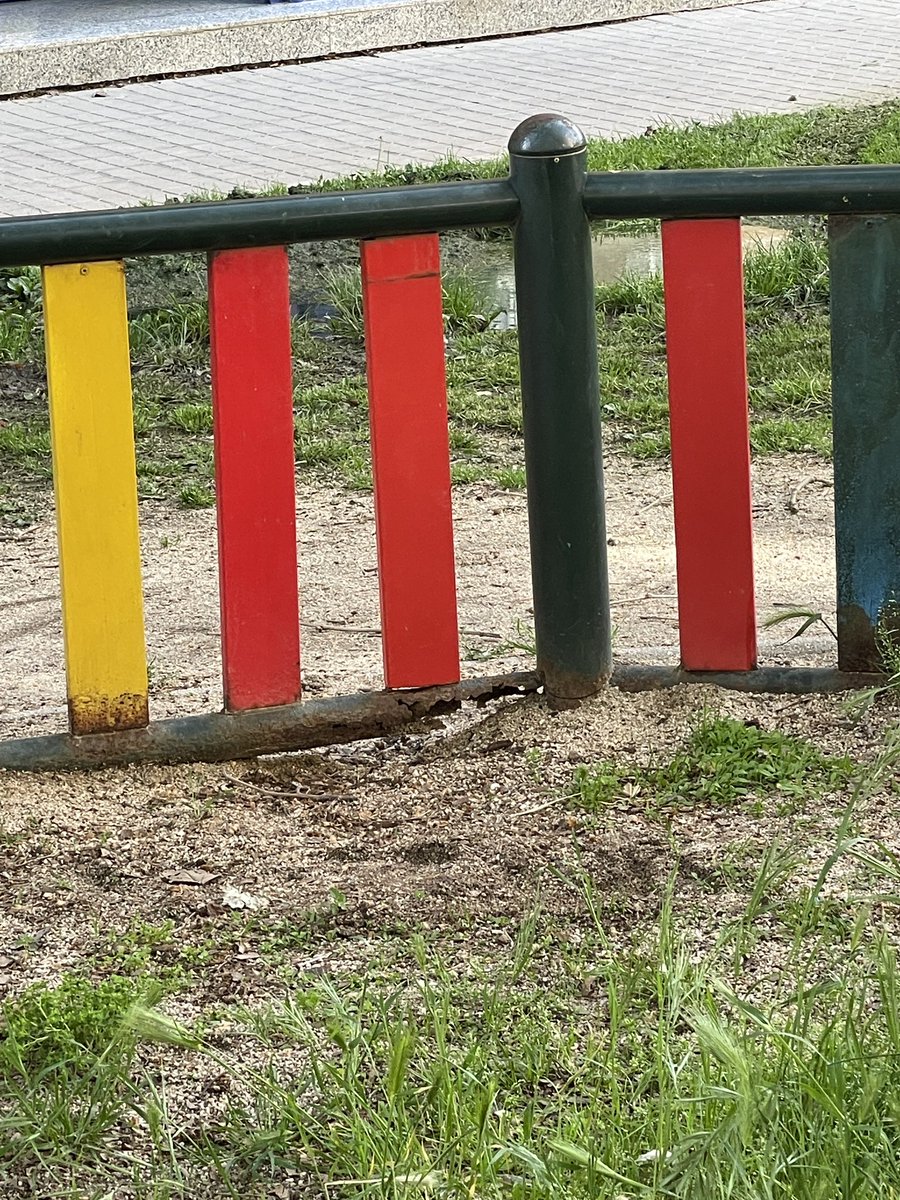 sherecillo's tweet photo. @MADRID @Lineamadrid @HortalezaPV Este es el estado del parque infantil de la calle Tribaldos. Vallas rotas y oxidadas, arena llena de espigas y cardos con pinchos. Este parque está lleno de niños y es un peligro que se corten con las vallas, se atraganten con espigas… Revisión! https://t.co/ORtpiixLgE