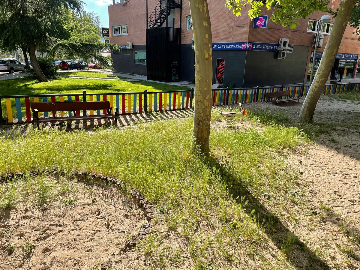 sherecillo's tweet photo. @MADRID @Lineamadrid @HortalezaPV Este es el estado del parque infantil de la calle Tribaldos. Vallas rotas y oxidadas, arena llena de espigas y cardos con pinchos. Este parque está lleno de niños y es un peligro que se corten con las vallas, se atraganten con espigas… Revisión! https://t.co/ORtpiixLgE
