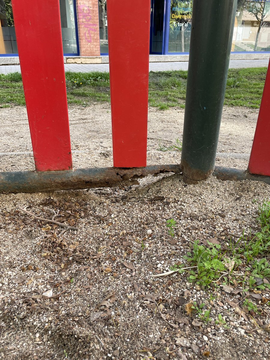sherecillo's tweet photo. @MADRID @Lineamadrid @HortalezaPV Este es el estado del parque infantil de la calle Tribaldos. Vallas rotas y oxidadas, arena llena de espigas y cardos con pinchos. Este parque está lleno de niños y es un peligro que se corten con las vallas, se atraganten con espigas… Revisión! https://t.co/ORtpiixLgE