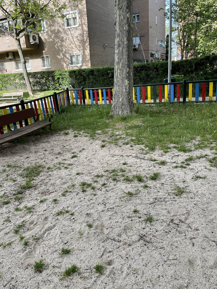 sherecillo's tweet photo. @MADRID @Lineamadrid @HortalezaPV Este es el estado del parque infantil de la calle Tribaldos. Vallas rotas y oxidadas, arena llena de espigas y cardos con pinchos. Este parque está lleno de niños y es un peligro que se corten con las vallas, se atraganten con espigas… Revisión! https://t.co/ORtpiixLgE