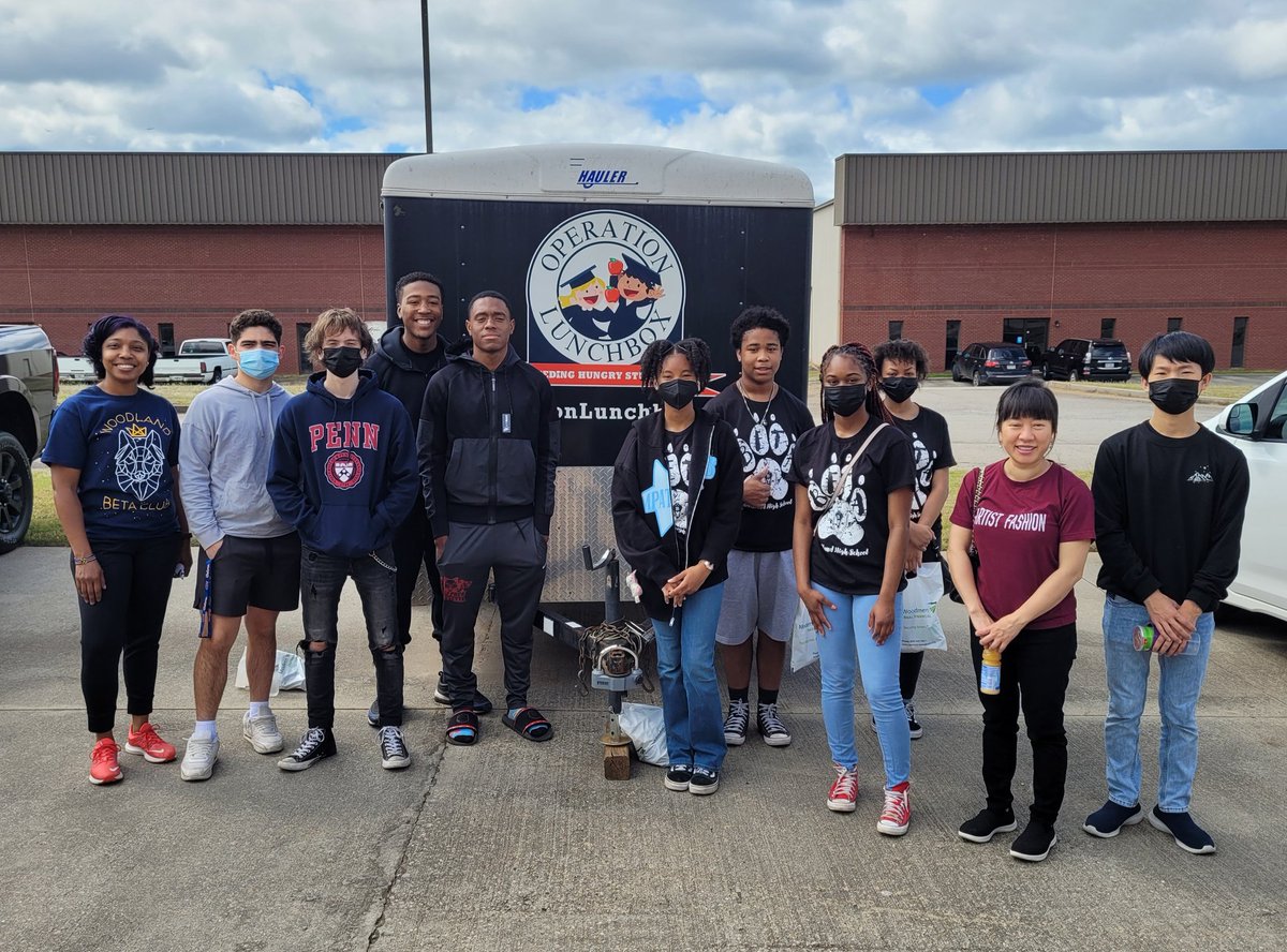 kjhistory078's tweet photo. Helping others is what we do! BETA Club in action today at #OperationLunchbox #PackPride #WeAreWoodland #BETAClub
@WHS_HCS @purvisjackson02 @drwilliams08 @faamata76 https://t.co/ln3ZDAyaTm
