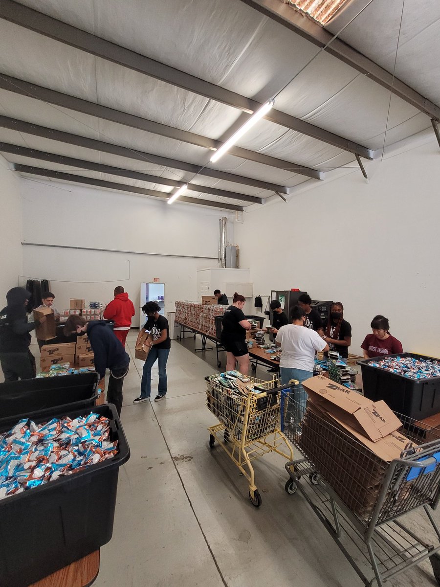 kjhistory078's tweet photo. Helping others is what we do! BETA Club in action today at #OperationLunchbox #PackPride #WeAreWoodland #BETAClub
@WHS_HCS @purvisjackson02 @drwilliams08 @faamata76 https://t.co/ln3ZDAyaTm