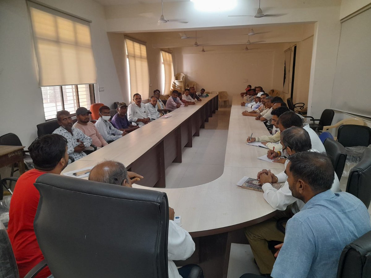 AtmaAravalli's tweet photo. આજ રોજ ભિલોડા ખાતે ખેડૂત મિત્રોની મિટિંગ કરવા માં આવી.
જેમાં ભિલોડા તાલુકા ના તાલુકા વિકાસ અધિકારી શ્રી, બાગાયત અધિકારી શ્રી, ભિલોડા તથા ગ્રામસેવક શ્રી હાજર રહ્યા હતાં.

જેમાં પ્રાકૃતિક ખેતીનો વ્યાય વધે તથા ગામદિઠ મોડલ ફાર્મ બનાવાની ચર્ચા કરવામાં આવી. https://t.co/nPMuPOQMI1