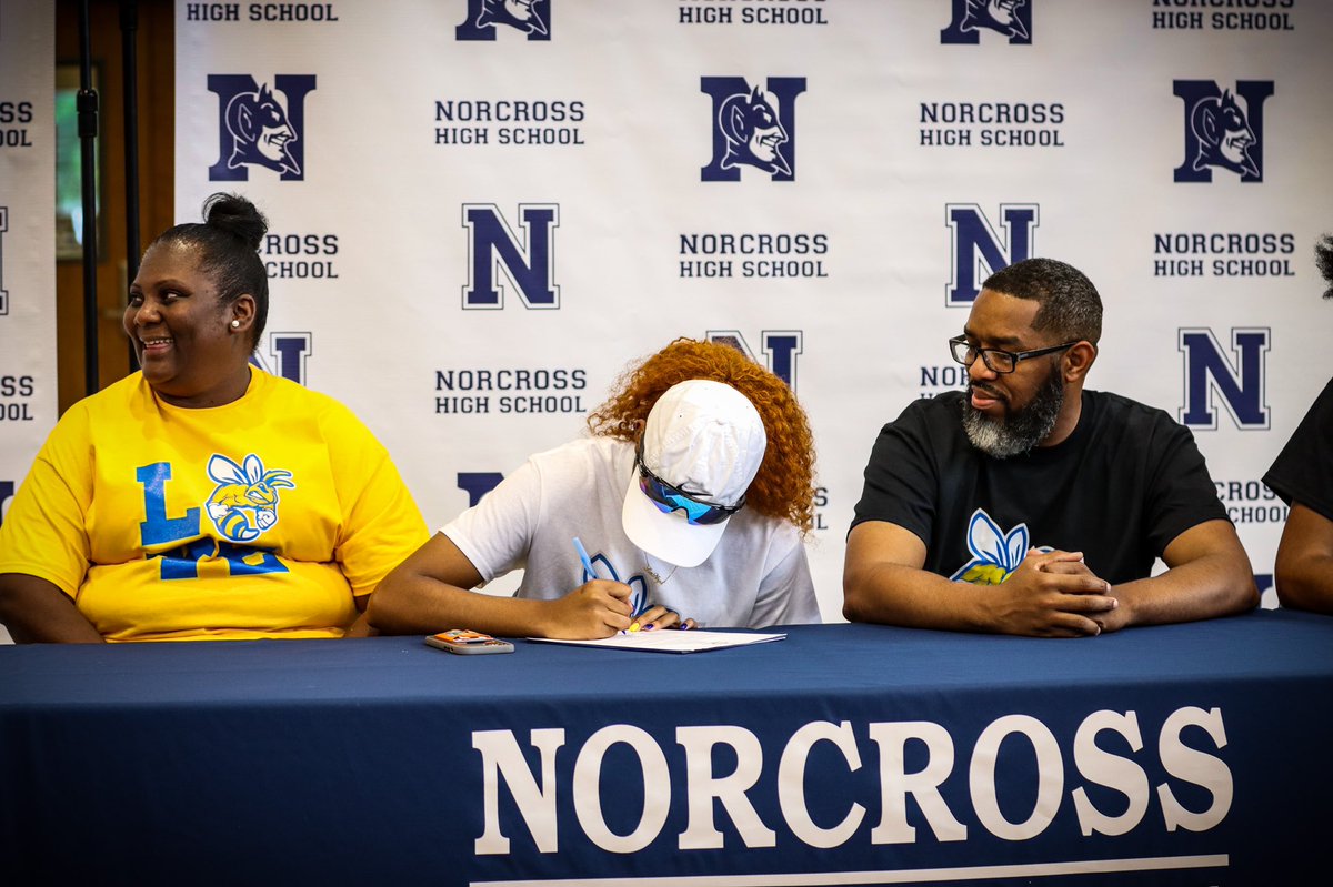 LaniyaKenon's tweet photo. Just a girl trying to make my dreams a reality! Couldn’t commit without my family and my @oakley thank you to my big sister @diamonddoesit1 again!! #110committed #norcrossladyblue #thekenons https://t.co/EkJq9MuggM