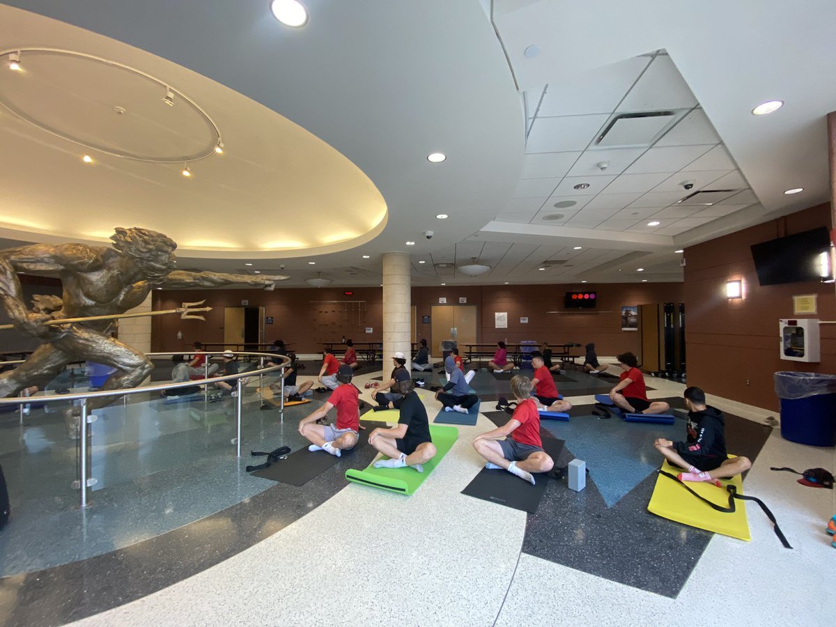 mgustray's tweet photo. My rainy Saturday started with leading our @Scarlet_Fliers through yoga & breathwork. Being an athlete is what brought me to yoga, but the mental clarity, improved focus & confidence are what made me stay committed to it. #DotheDifficult @TuneSoftball @NeptuneBaseball https://t.co/rVCpcdMYon