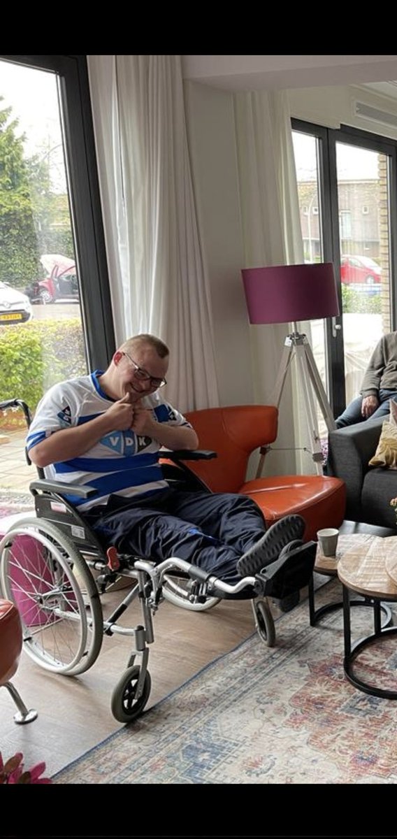 hansbeusen's tweet photo. Met dank aan @peczwolle en @freddy_eikelboom kan onze Nick zijn club vanavond ondersteunen vanuit zijn rolstoel.  #knieschijfgebroken #moettochlukken #gaatlukken #isgelukt #opnaar3punten #hulde https://t.co/eq3WYikbBR