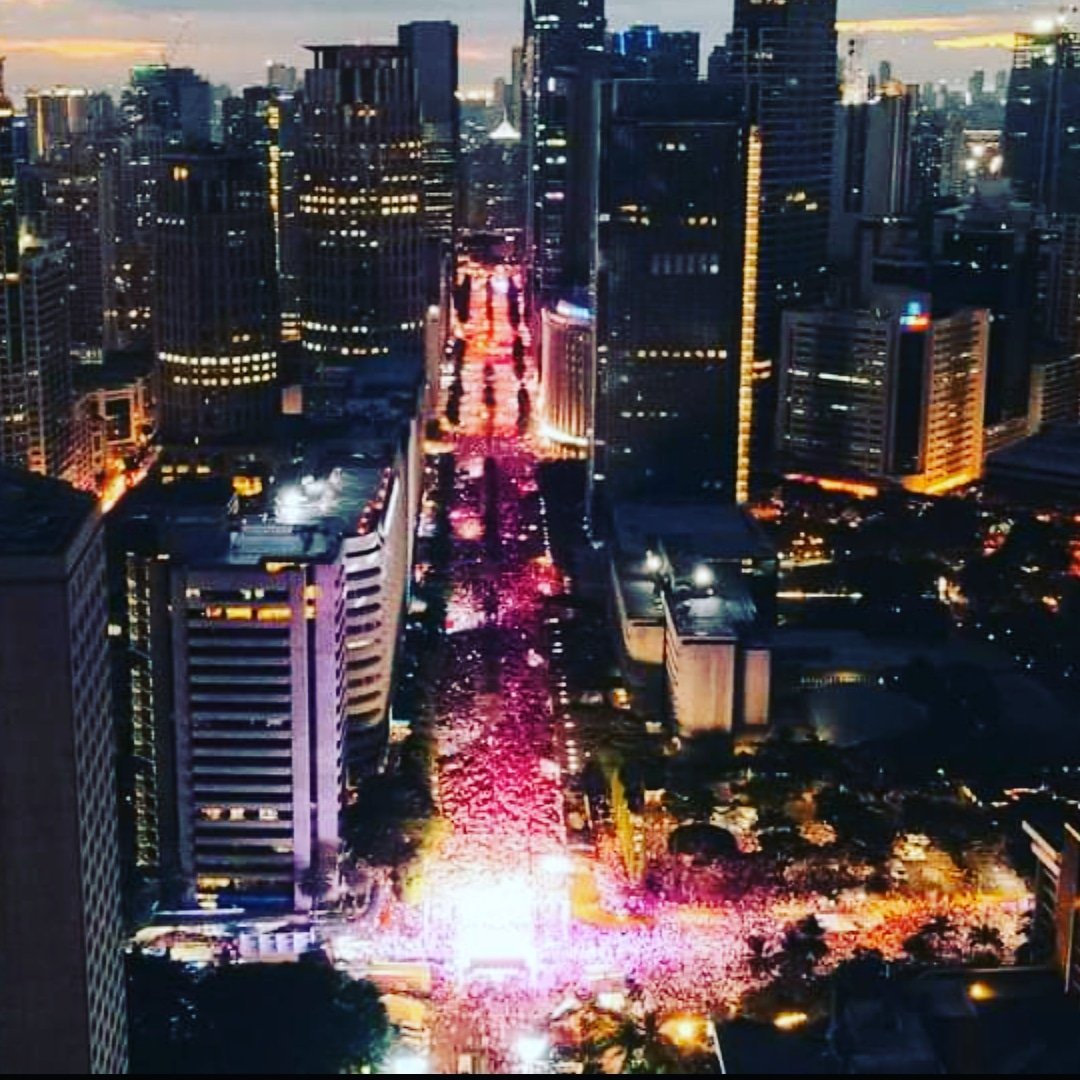 TheJediDaddy's tweet photo. We were there. Kasamang gumuhit ng kasaysayan ng bayan. 🇵🇭💗🌷

#LeniKikoMitingDeAvance 
#LeniKikoAllTheWay2022 
#LeniKiko2022 https://t.co/Y4wCE4y1Pm