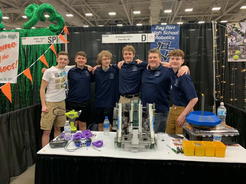 BayPortRobotics's tweet image. With hall that is going on here, we finally got a great team picture.