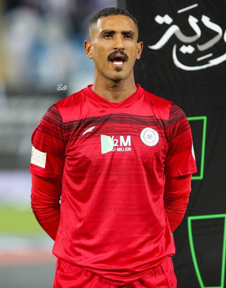 amm1947r's tweet photo. بكل مباراة يكون مستواه كارثي ويرتكب اخطاء سهله ما يفعلها حارس مبتدئ ومازال يلعب اساسي متى نشوفه دكة و يعطي مجال لمن هو اجدر واحق منه ، شيعان كل ما يلعب يبدع وجب الان ان نطالب بشيعان يكون حارسنا الاساسي باقي المباريات الـ4 المتبقية من هذا الموسم.

#الشباب يستحق حارس يحترم الشعار ! https://t.co/wXwQQA8mqj